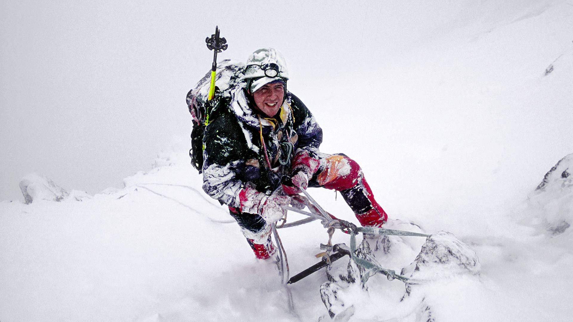 Expert bergbeklimmer aan het werk onder moeilijke omstandigheden