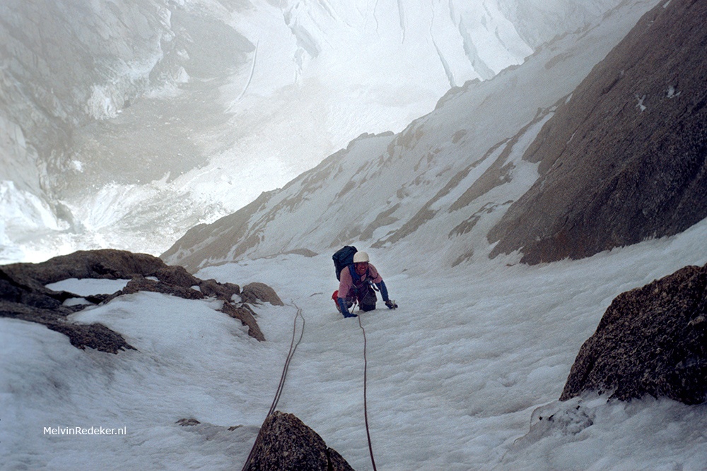 Veiligheid in het hooggebergte? Piethein in de steile klim door de noordwand van de Grand Pillier d'Angle naar de top van de Mont Blanc